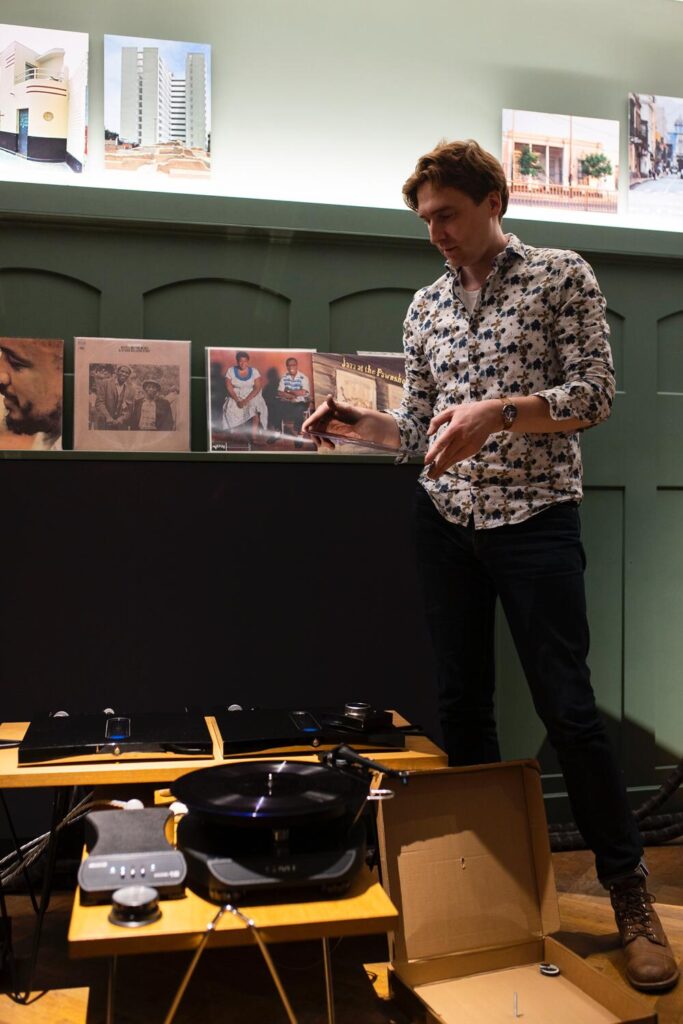 Marlon Knoke vom HighFidelium Stuttgart legt exklusives Vinyl auf den SME Model 12 A Plattenspieler